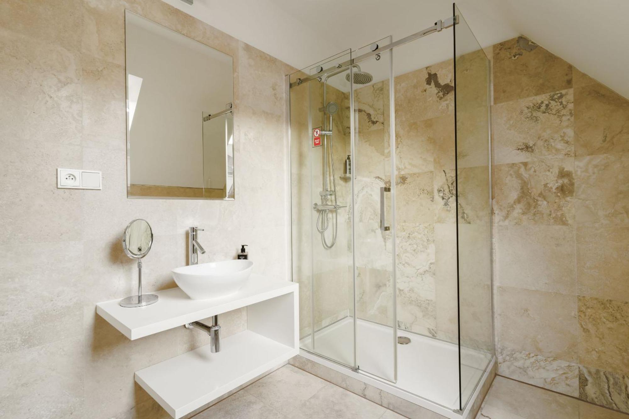 Limehome Halkova 4* Prague